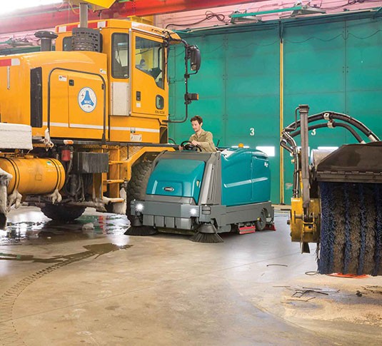 Varredora-lavadora M17 a limpar hangar de aeroporto